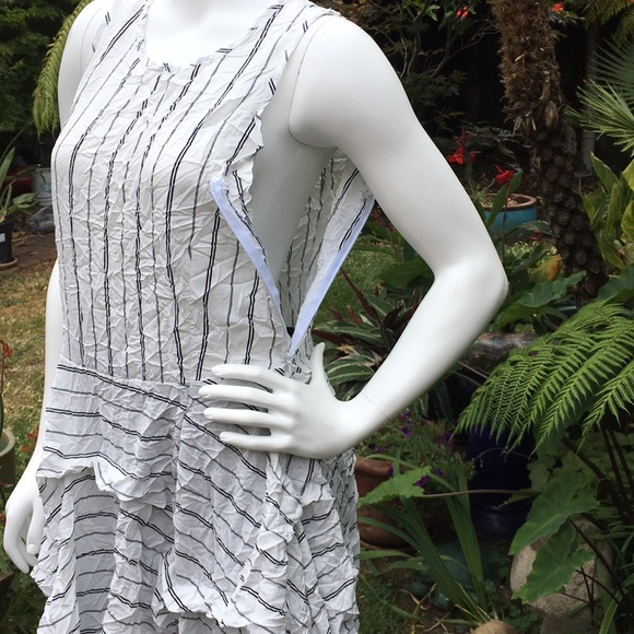 COMFY Sleeveless Crinkle Dress in Black & White - Picture 7 of 8